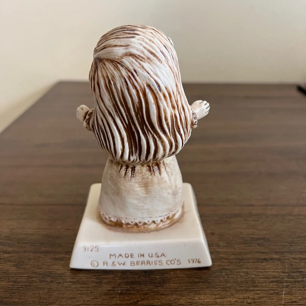 W&R Berries Cos 1970 “I Love You This Much” Sillisculpts Statue Greeting